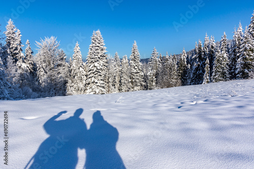 Cienie zakochanej pary na śniegu photo