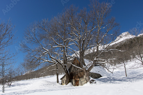 grange au milieu de la montagne dans la neige