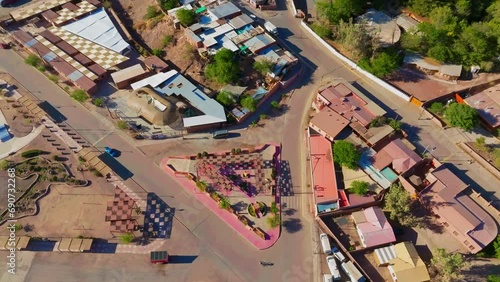 Imagem aérea de cidade cercada pelo deserto.  photo