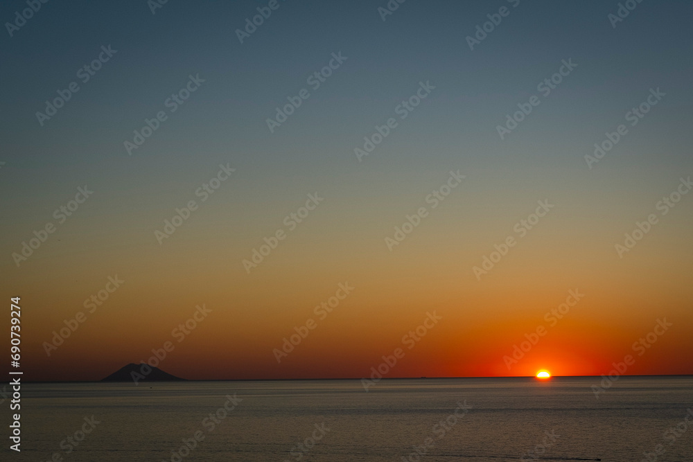 Fototapeta premium Stromboli vista da Marina di Zambrone in Calabria