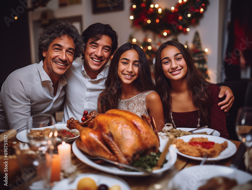 Família homossexual, casal gay, em ceia de natal com suas filhas, comendo peru assado. Decoração natalina ao fundo photo