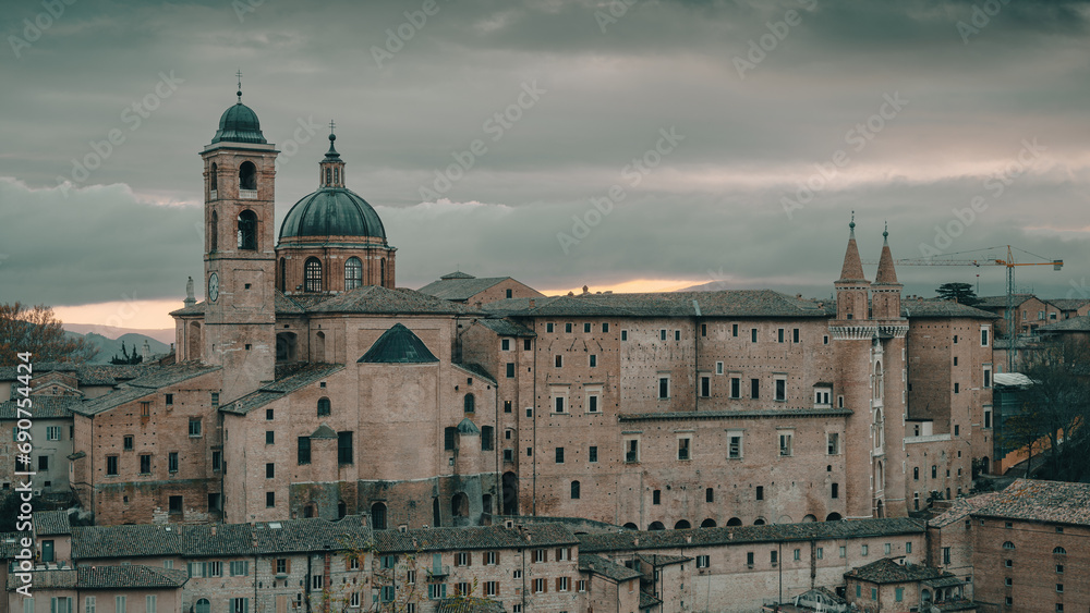 vista mozzafiato del borgo medievale di Urbino all'alba. Siamo in provincia di Pesaro e Urbimno nella regione Marche vista mozzafiato del borgo medievale di Urbino all'alba. Siamo in provincia di Pesaro e Urbimno nella regione Marche