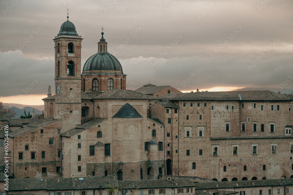 vista mozzafiato del borgo medievale di Urbino all'alba. Siamo in provincia di Pesaro e Urbimno nella regione Marche