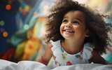 Une petite fille métisse souriante avec des cheveux bouclés, dans sa chambre