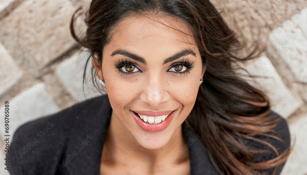 Naklejka premium Attractive smiling woman looking at camera