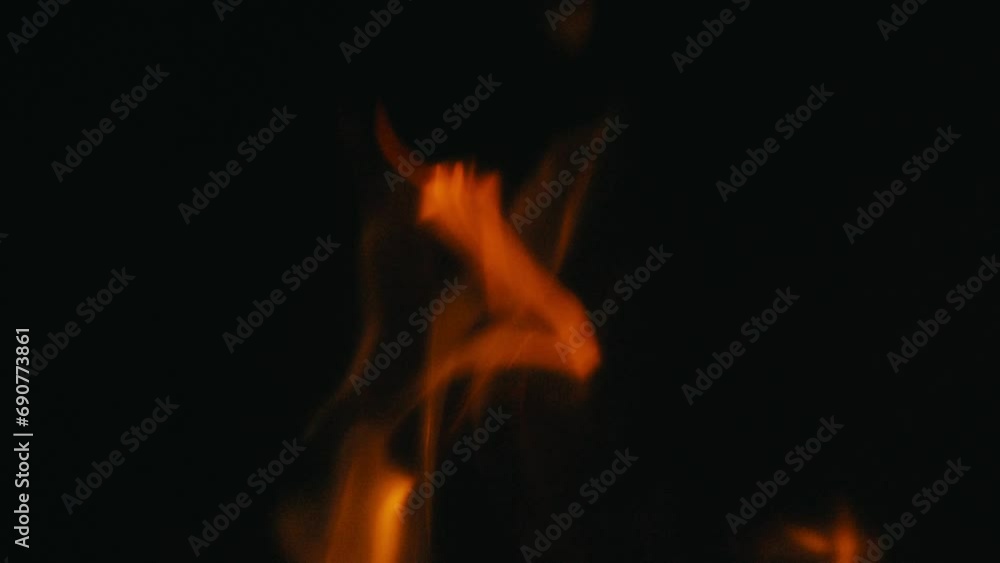 Une cheminée confortable et relaxante. Gros plan, flammes du feu. Feu de nuit, bûches sont en feu, étincelles volent. 4k, ralenti Une cheminée confortable et relaxante. Gros plan, flammes du feu. Feu de nuit, bûches sont en feu, étincelles volent. 4k, ralenti