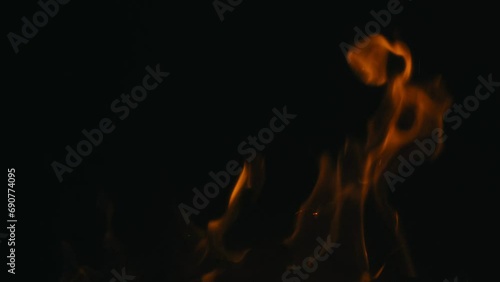 Une cheminée confortable et relaxante. Gros plan, flammes du feu. Feu de nuit, bûches sont en feu, étincelles volent. 4k, ralenti