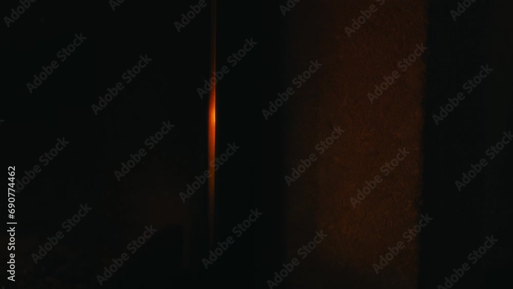 Une cheminée confortable et relaxante. Gros plan, flammes du feu. Feu de nuit, bûches sont en feu, étincelles volent. 4k, ralenti