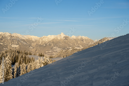 Suisse, Canton de Berne, Région Jaunpass, Depuis Hundsrügg, Près de Gastlosen, Ballade en raquettes photo