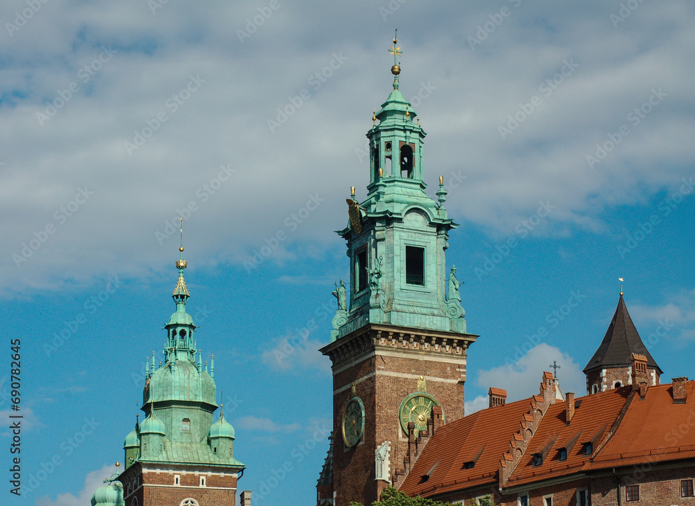 Tour de l'Horloge de la cathédrale du Wawel et derrière à gauche, la tour Sigismond, Cracovie, Pologne