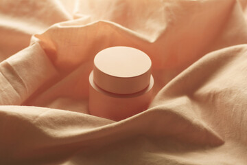 Wandcirkels Pantone 2024 Peach Fuzz Crèmepotje in trendy perzikkleur  © Sabineyro