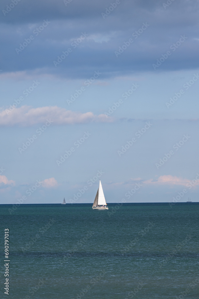 Weißes Seegelboot vor Horizont