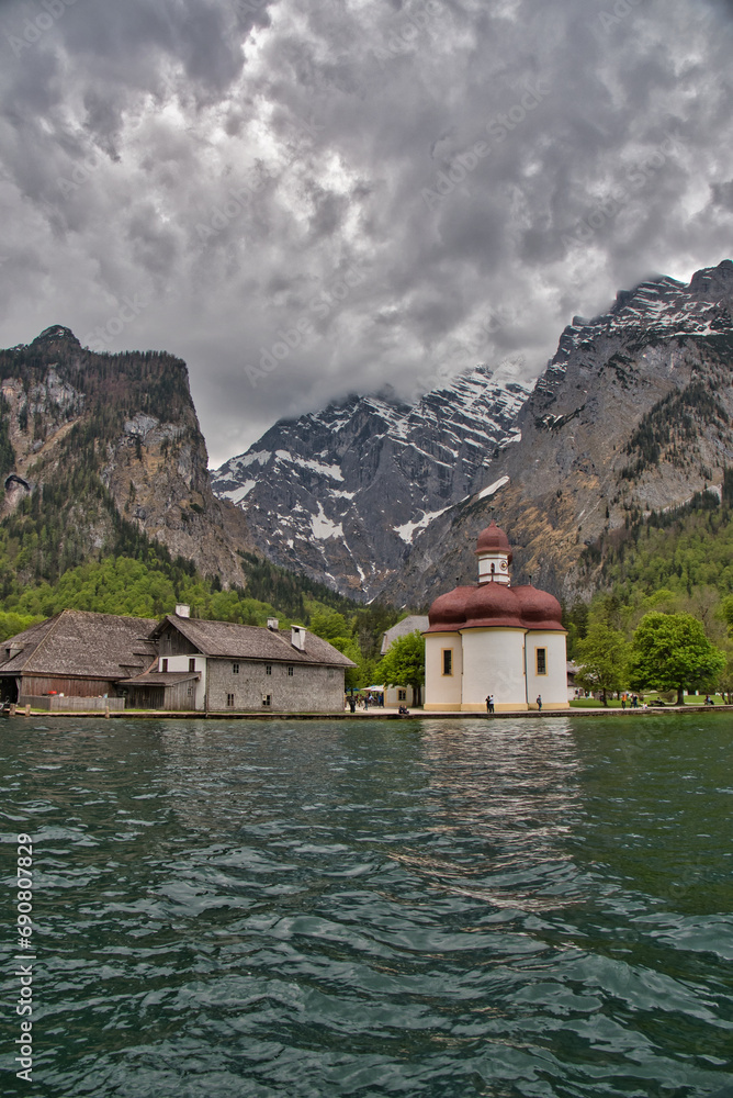 Naklejka premium Monastery on the lake in front of a mountain