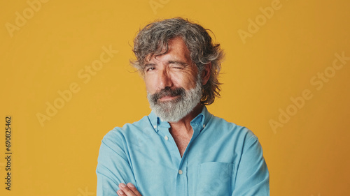 Foto Close-up of an elderly grey-haired bearded man wearing a blue shirt looking came