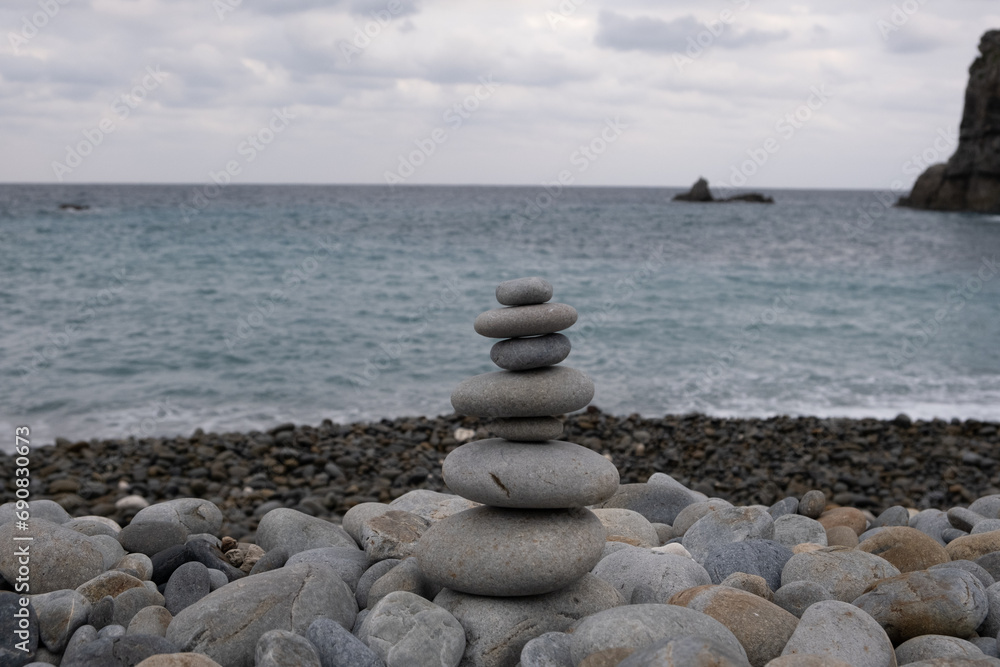 海岸で石を積み立てた 海岸で石を積み立てた