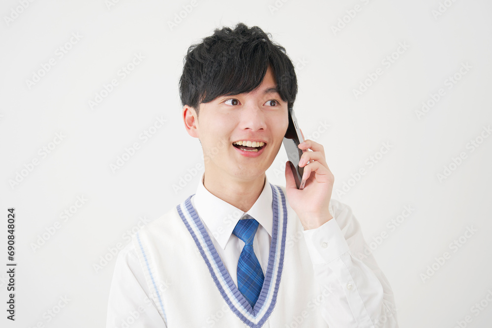 スマートフォンで電話する男子高校生 白背景 スマートフォンで電話する男子高校生 白背景