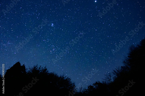 日本の冬の満天の星空 山間から見た風景