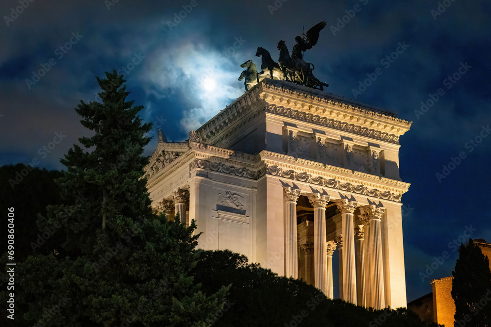 Obraz premium Scenic view of The Quadriga of Liberty on the Vittoriano