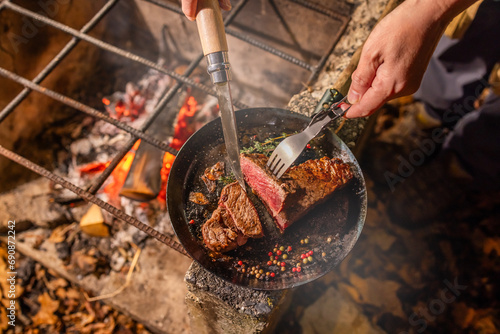 ワイルドに焼くステーキ Grill a steak over an outdoor