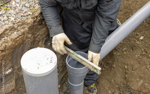 Wallpaper Mural 住宅の排水を下水道につなげる配管工事する人物 Torontodigital.ca
