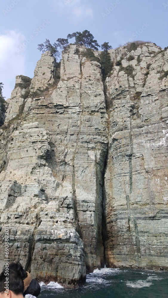 a picture of a rock wall