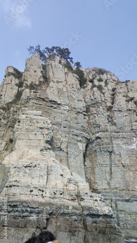 a picture of a rock wall © min