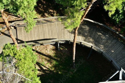 Obraz na płótnie Tourist attraction observation trail above the treetops w salonie