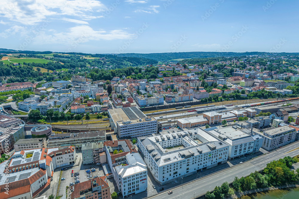 Ausblick auf die Universitätsstadt Passau in Niederbayern, Blick zum Hauptbahnhof