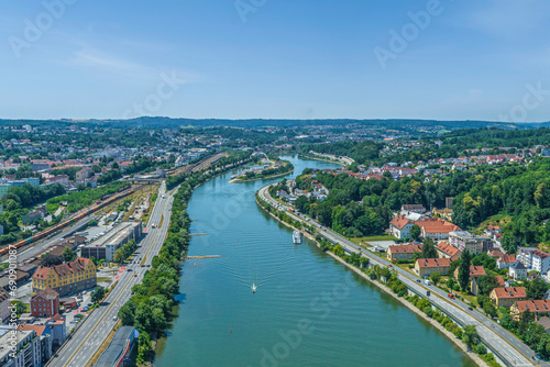 Die Dreiflüssestadt Passau von oben, Blick Donau-aufwärts Richtung Hacklberg
