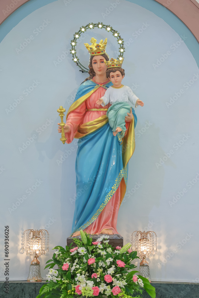 Our Lady help of Christians Madonna and Child Catholic religious statue