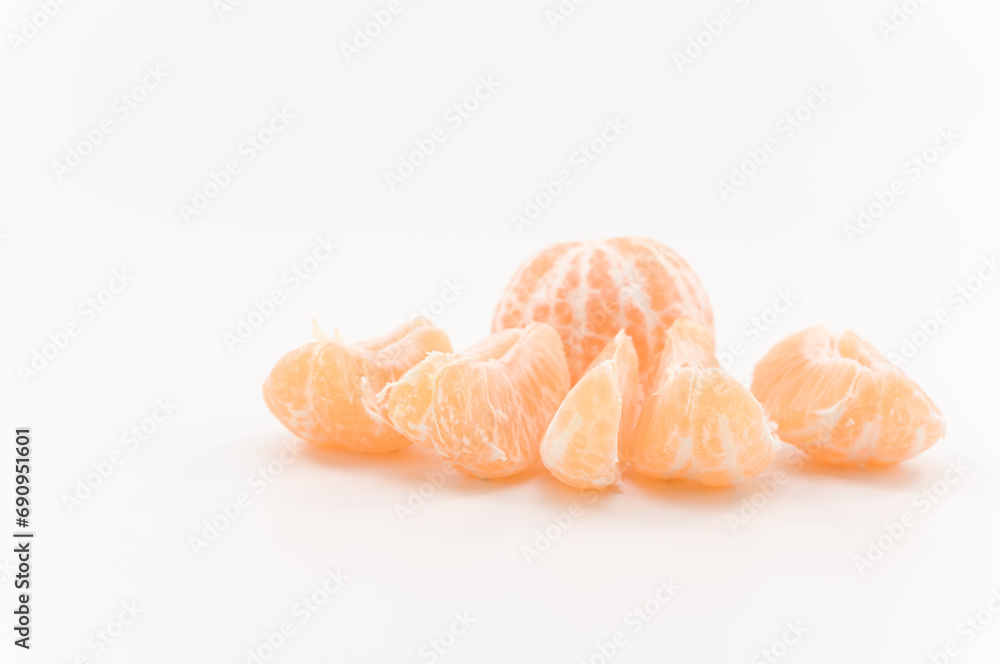 immagine con primo piano di frutti di mandarino, clementina su superficie bianca immagine con primo piano di frutti di mandarino, clementina su superficie bianca