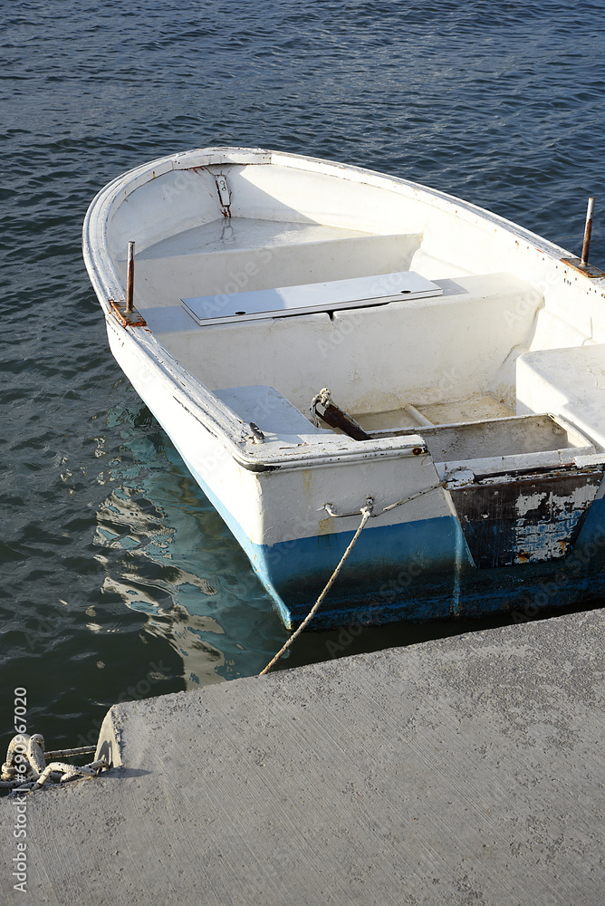 verlassenes Ruderboot im Hafen