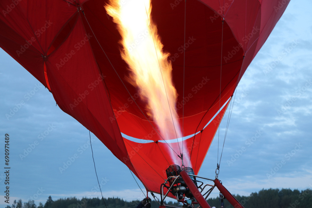 Obraz premium A propane gas burner fills the hot air balloon of the Montgolfier brothers with hot air.