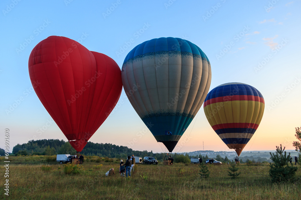 Obraz premium A group of men prepare a hot air balloon for flight