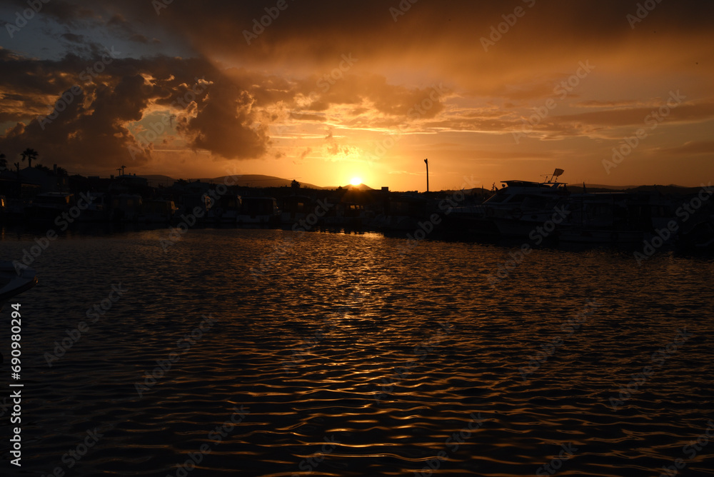 Sonnenuntergang im Hafen von Urla, Türkei, Abendrot