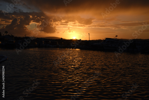 Sonnenuntergang im Hafen von Urla, Türkei, Abendrot © R+R
