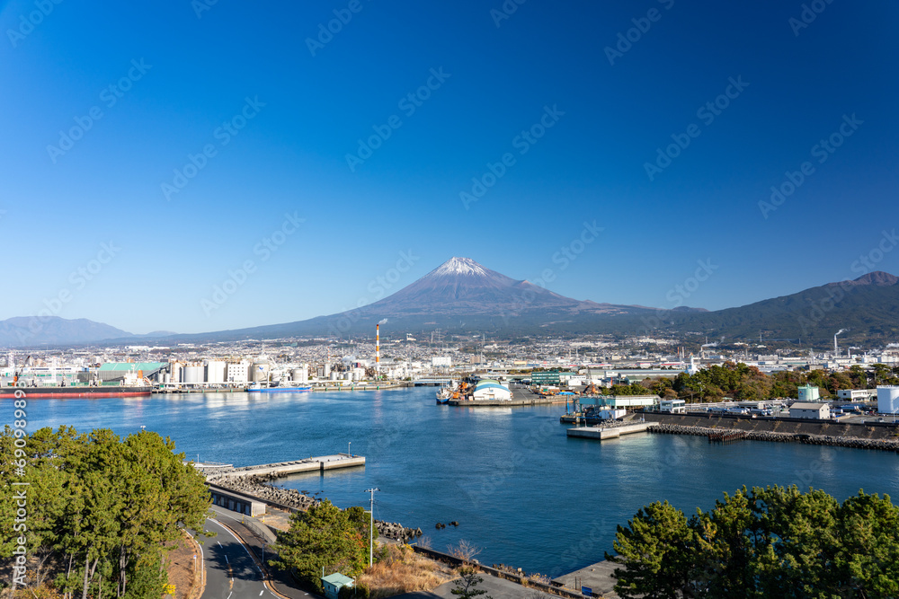 田子の浦みなと公園・富士山ドラゴンタワーから望む晩秋の富士山 静岡県 富士市