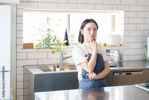 キッチンで考える女性