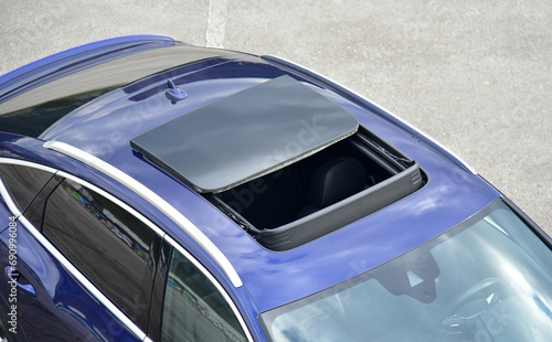 Panoramic sunroof in a passenger car