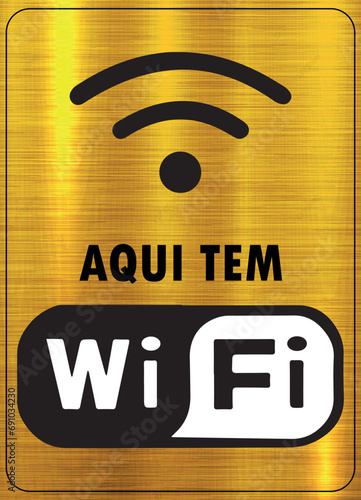 Aqui tem Wi-fi. Placa decorativa na textura dourada com símbolo de internet e detalhes pretos.