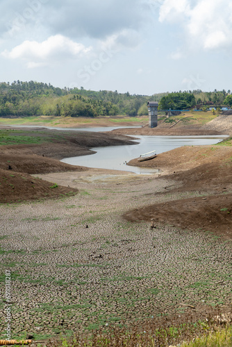 The El-Nino natural disaster caused one of the largest dams in Bali, the Palasari Dam, to experience the worst drought in history. The dam water receded and the land became dry and fragmented