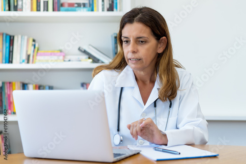 Älterer Ärztin schaut in die digitale Patientenakte
 photo