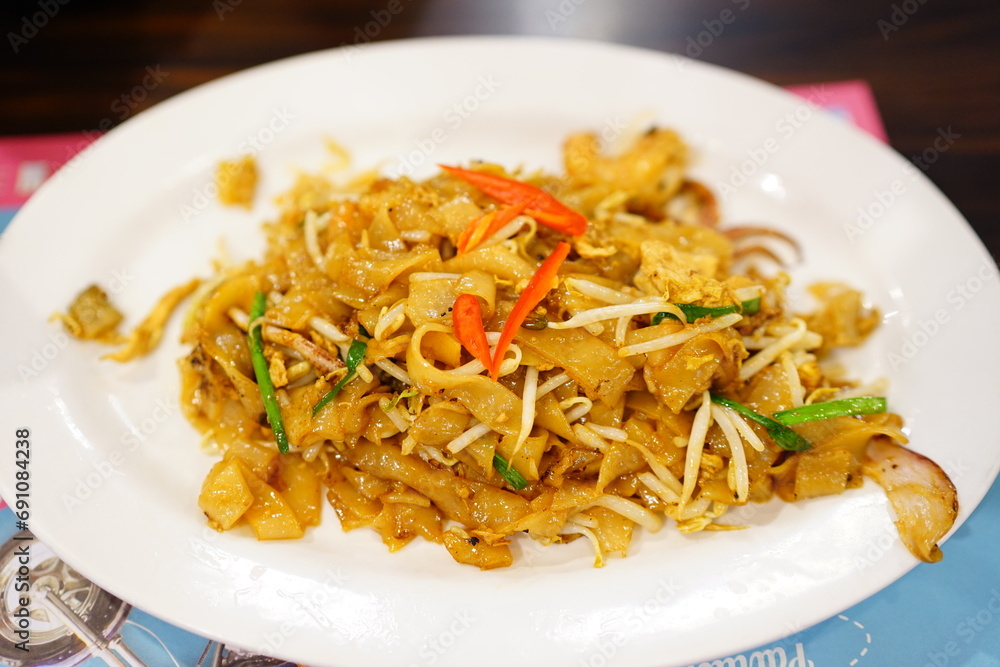 Vietnamese stir noodles with meat and vegataboe