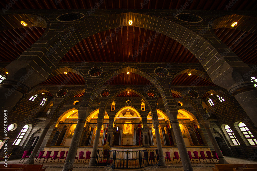 Obraz premium DIYARBAKIR, TURKEY, 09 OCTOBER 2023: he Surp Giragos Armenian Church or St. Kyriakos Church is in the Sur district of Diyarbakır in southeastern Turkey.