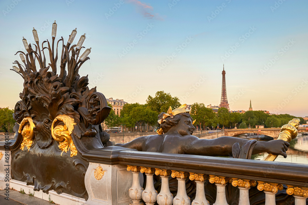 Early morning at Alexander III bridge, Paris - obrazy, fototapety, plakaty 