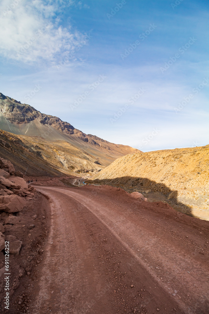 paisagem de uma estrada de terra e lindas montanhas Cajón del Maipo e Embalse El Yeso, Chile cordilheira dos Andes, Santiago, Chile