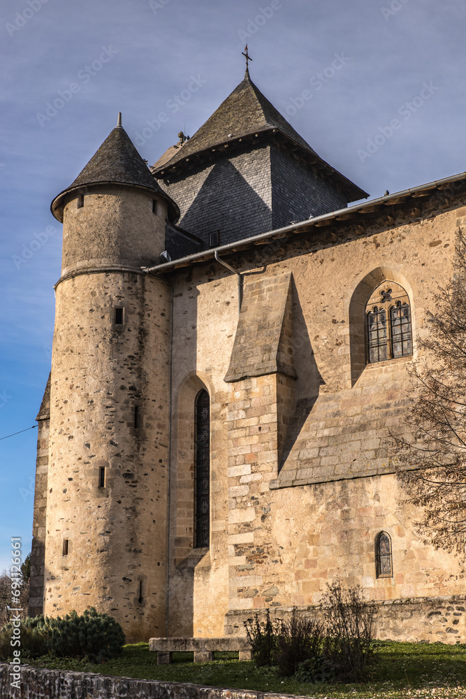 Naves (Corrèze, Limousin, France) - Vue extérieure de l'église catholique Saint-Pierre