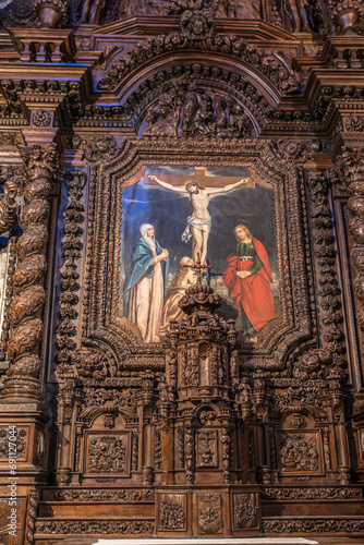 Naves (Corrèze, Limousin, France) - Vue du retable monumental en bois sculpté du 17è siècle de l'église Saint-Pierre