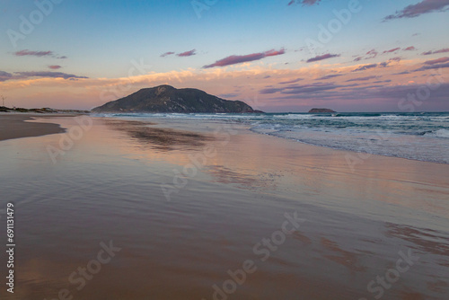 reflexo do céu no mar da Praia do Santinho Florianópolis Brasil