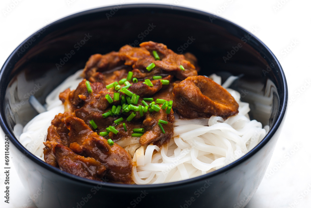 meat with sauce served with rice noodles meat with sauce served with rice noodles